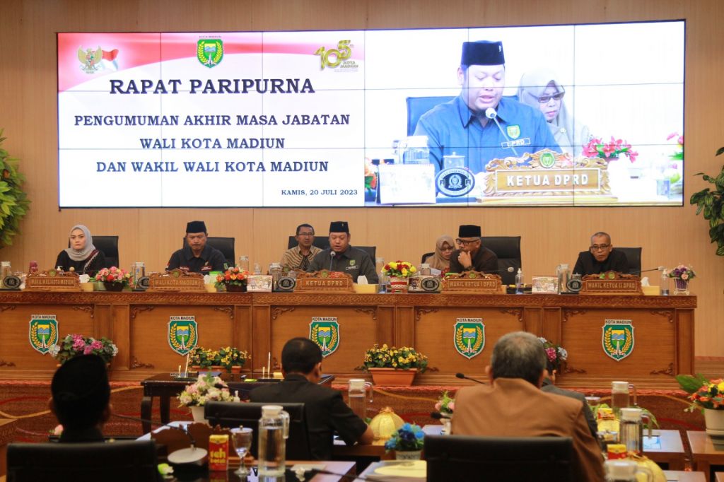 Ketua DPRD Kota Madiun Andi Raya BMS saat mengumumkan AMJ Wali Kota dan Wakil Wali Kota Madiun dalam rapat paripurna di Gedung DPRD setempat, Kamis (20/7/2023).Foto: Adi   