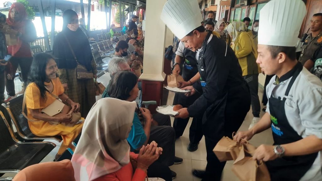 Kue yang dibikin Wali Kota langsung dibagikan pada pasien maupun pengunjung RSUD.