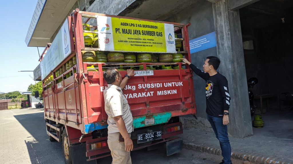 Petugas Polres Ponorogo saat melakukan sidak di SPPBE. 