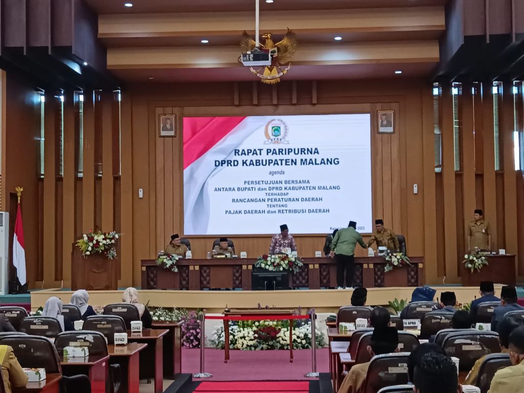Rapat Paripurna DPRD Kabupaten Malang, dalam agenda Persetujuan Bersama antara DPRD dan Bupati Malang terhadap Raperda PDRD.