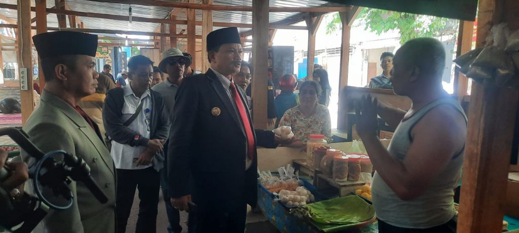 Wali Kota juga mengunjungi pedagang yang direlokasi sementara di jalan Kutai.