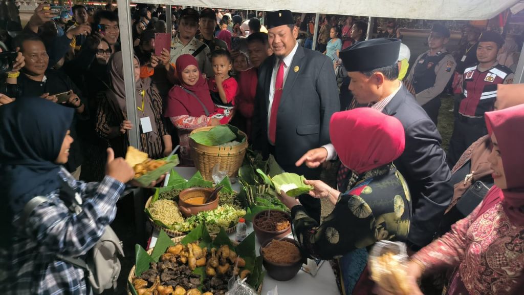 Ketua DPRD Kota Madiun, Andi Raya BMS bersama Wali Kota Madiun, Maidi turut membagikan nasi pecel kepada masyarakat.
