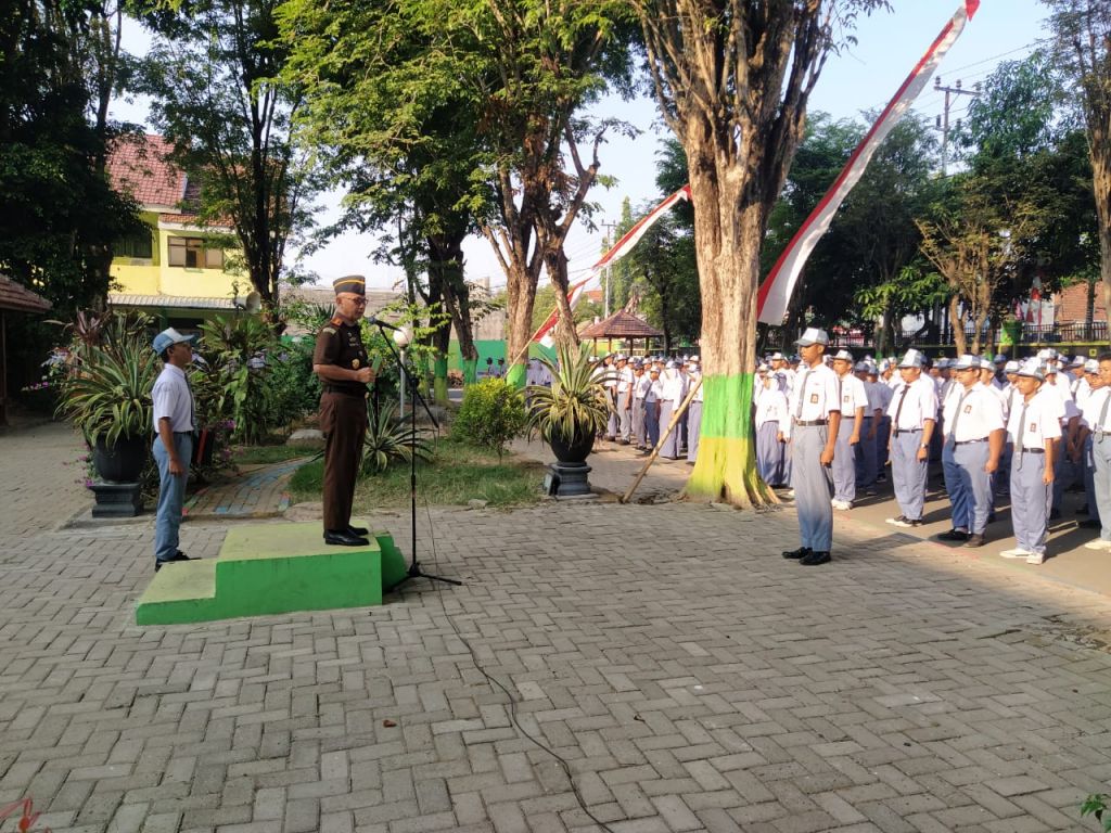 Kajari Kota Madiun bertindak sebagai pembina upacara di SMKN 1 Kota Madiun.