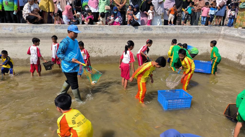 Wali Kota Madiun, Maidi bersama anak-anak menangkap ikan di kolam milik DKPP Kota Madiun, Rabu (6/9/2023