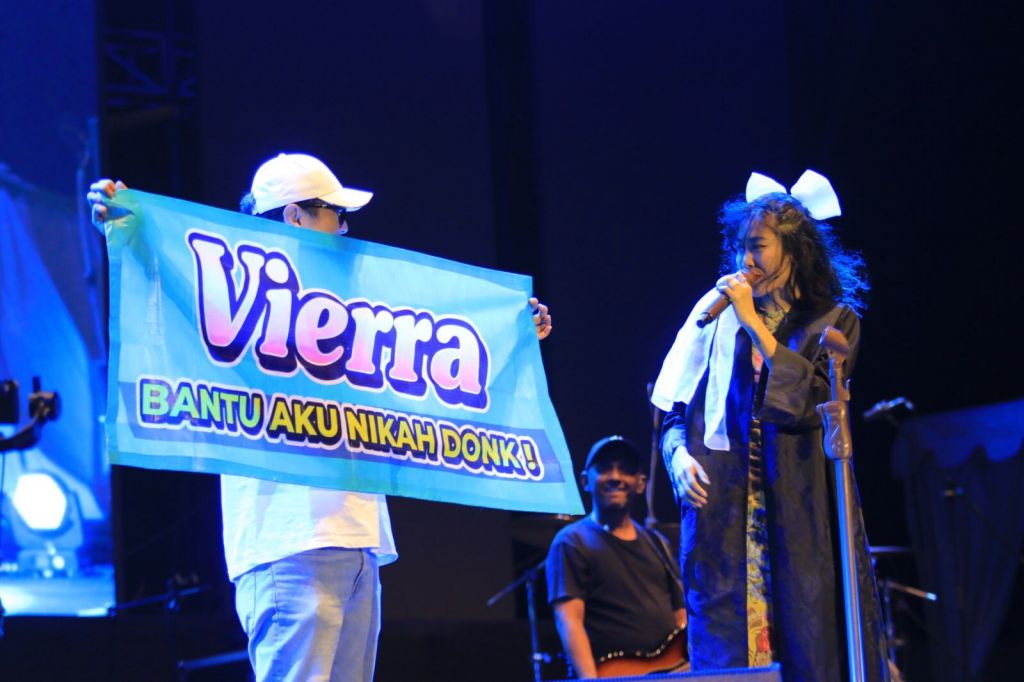 Moment Andro Rohmana saat membentangkan spanduk ke artis Vierratale.
