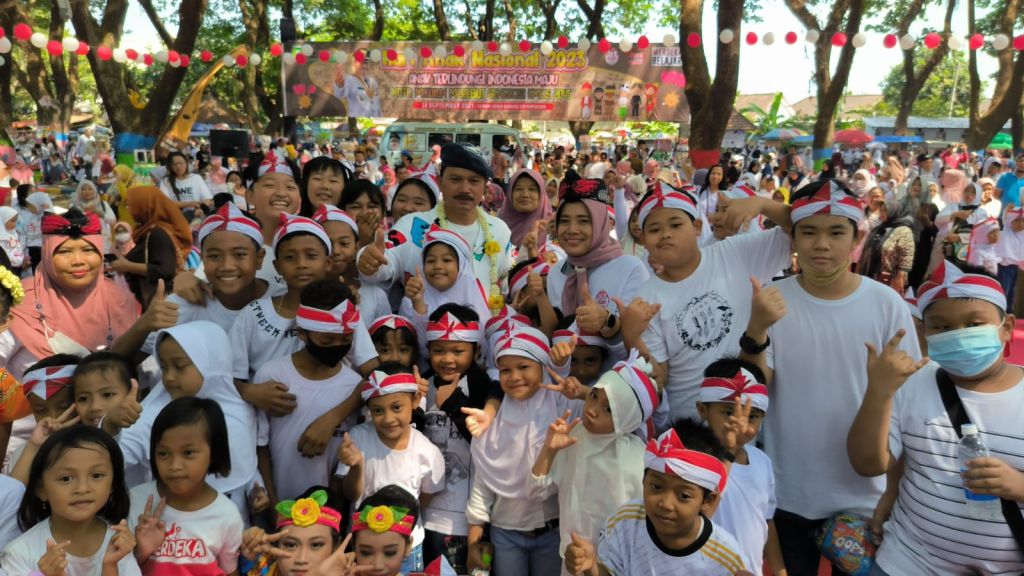 Wali Kota Madiun, Maidi didiampingi Kepala Dindik, Lismawati bersama anak-anak TK, SD, dan SMP se Kota Madiun.