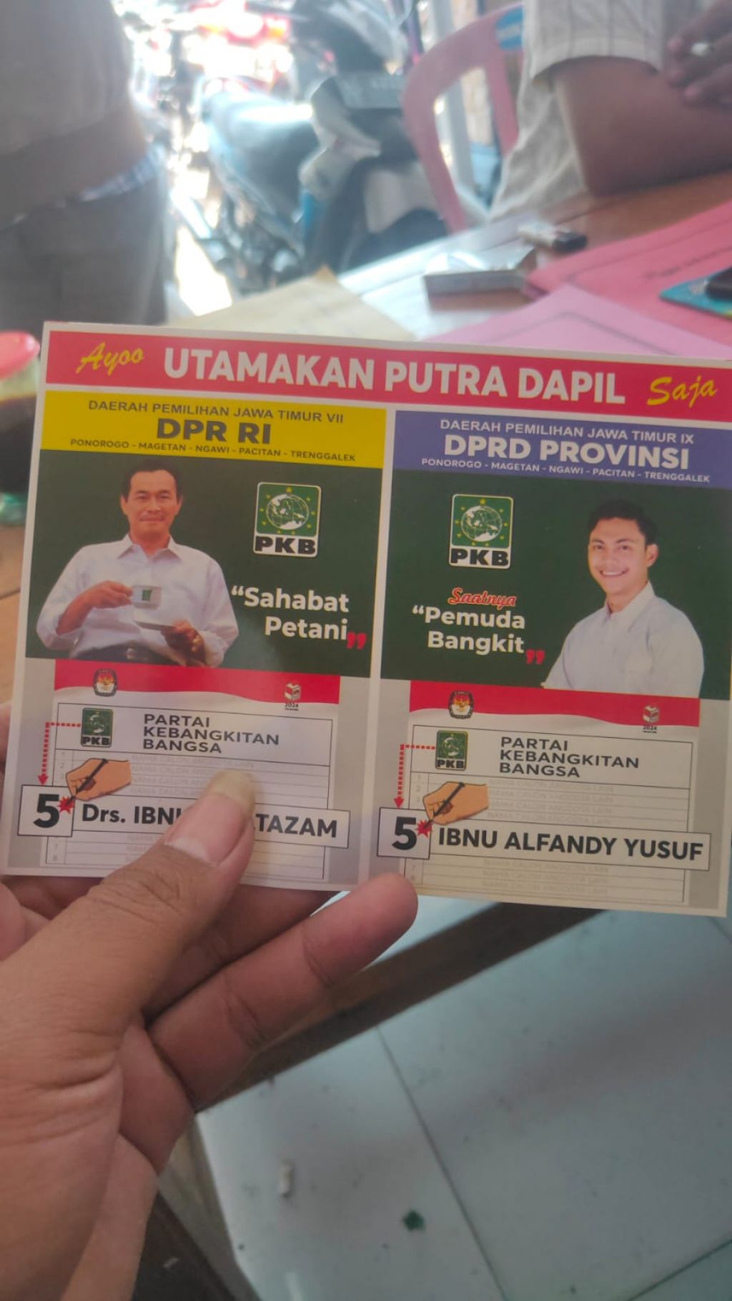 Stiker Caleg PKB DPR-RI Multazam dan DPRD Ponorogo Ibnu Alfandy yang dibagi-bagikan ke calon penerima bantuan. 