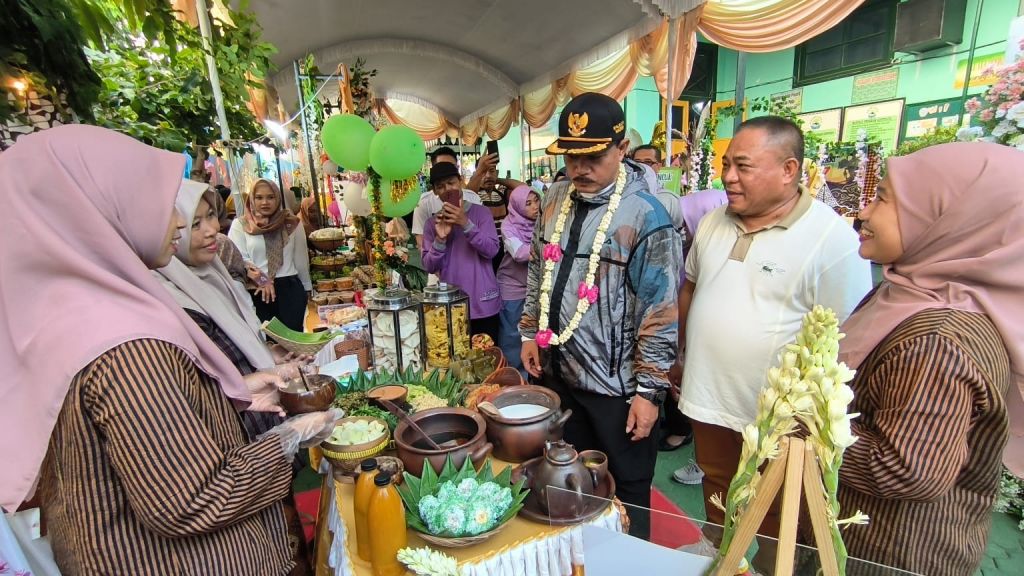 Wali Kota didampingi Ketua Paguyuban Wali Murid Sukriyanto meninjau stand bazar di SDN 01 Kartoharjo.