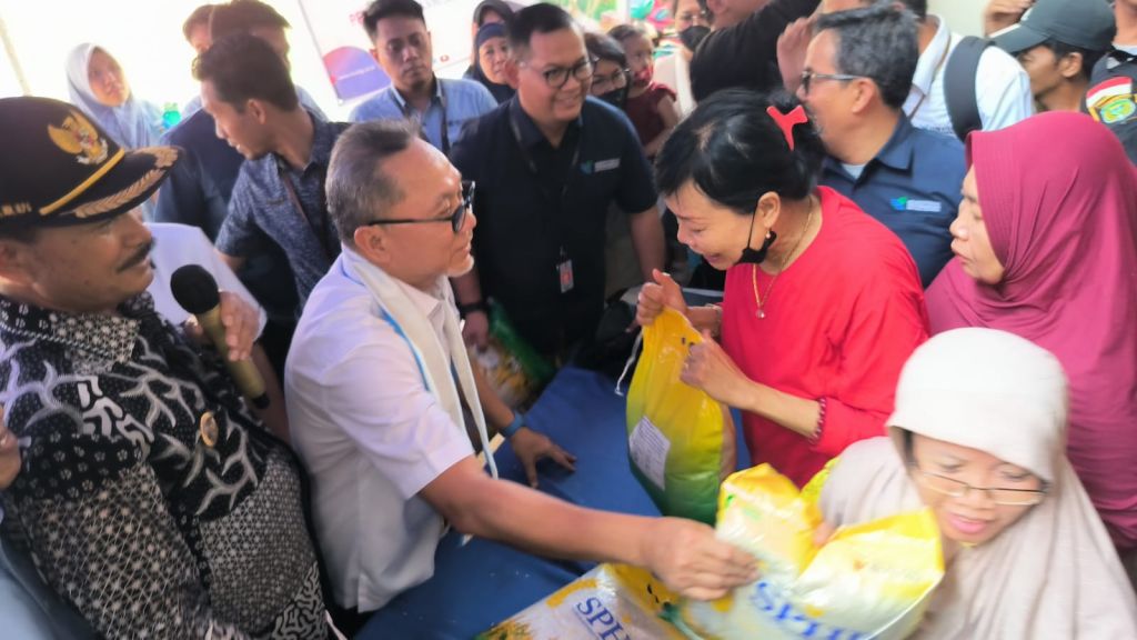 Mendag RI, Zulkifli Hasan bersama Wali Kota Madiun, Maidi membagikan paket beras gratis dalam operasi pasar murah di PBM.
