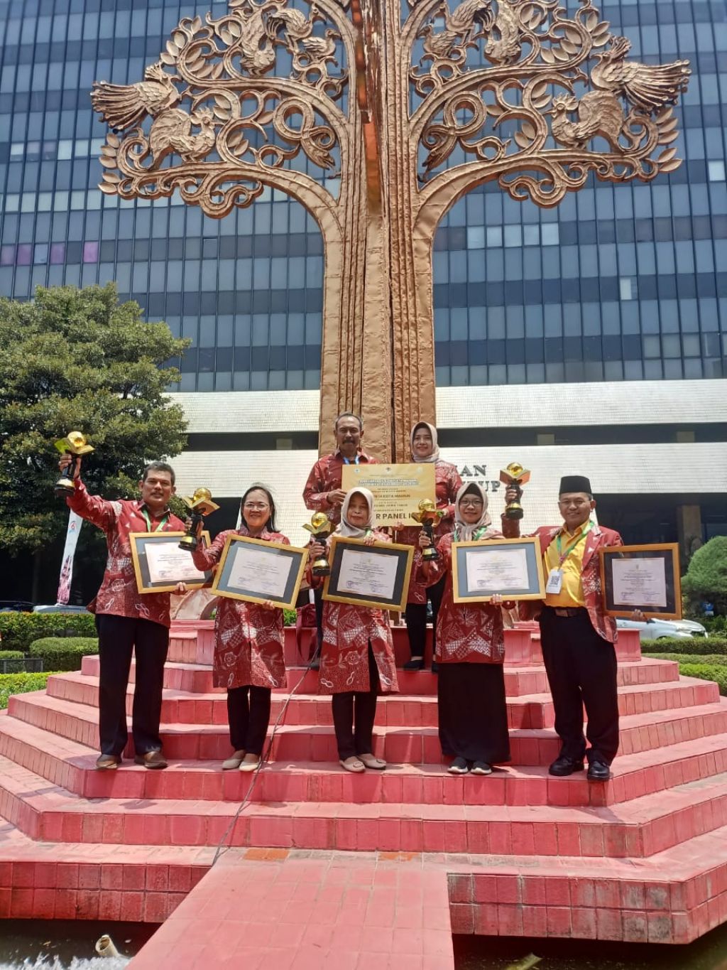 Kepala Dindik bersama Plt DLH Kota Madiun berfoto bersama 5 Kepala Sekolah peraih Adiwiyata Mandiri.
