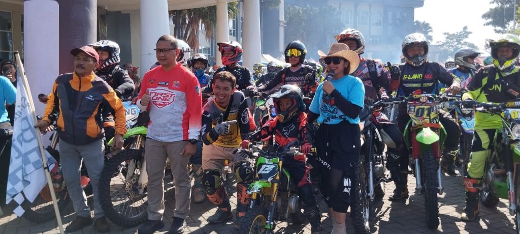Foto bersama Pj Wali Kota Batu, Aries Agung Paewai dengan para Riders