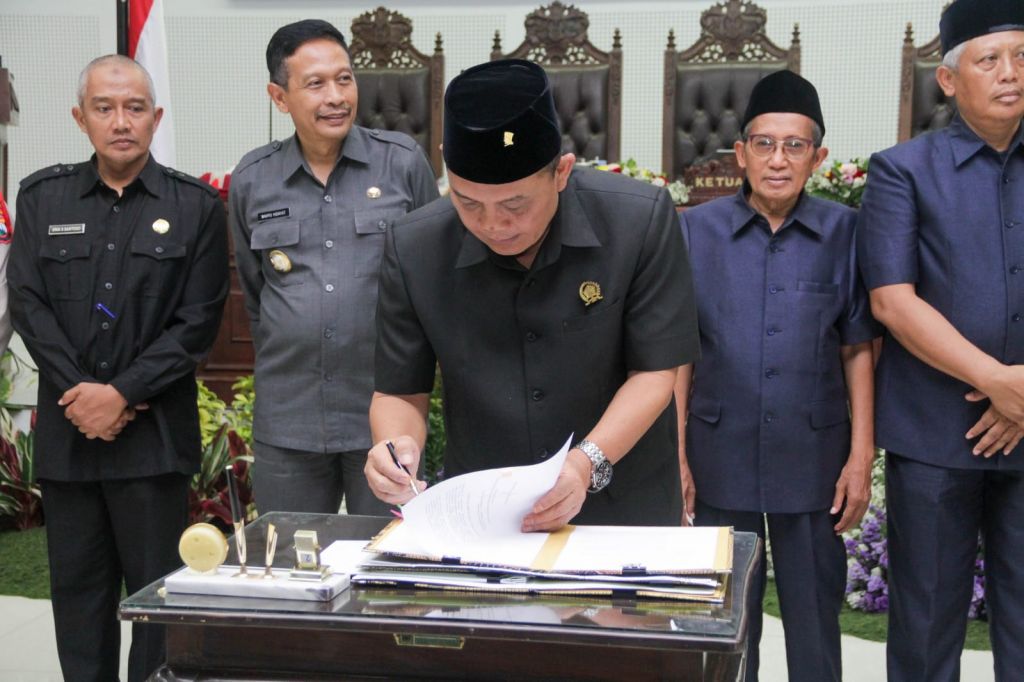  Ketua DPRD Kota Malang I Made Riandiana Kartika saat penandatanganan Rancangan KUA PPAS Kota Malang 2024.