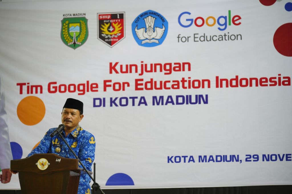 Wali Kota Madiun, Maidi mengaku memberikan laptop dan didukung program Google for Education untuk menyiapkan generasi emas.   