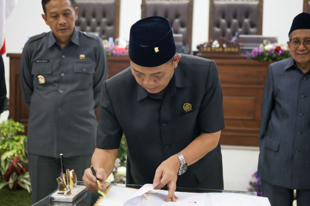  Ketua DPRD Kota Malang saat menandatangani Ranperda APBD 2024. (Ist)