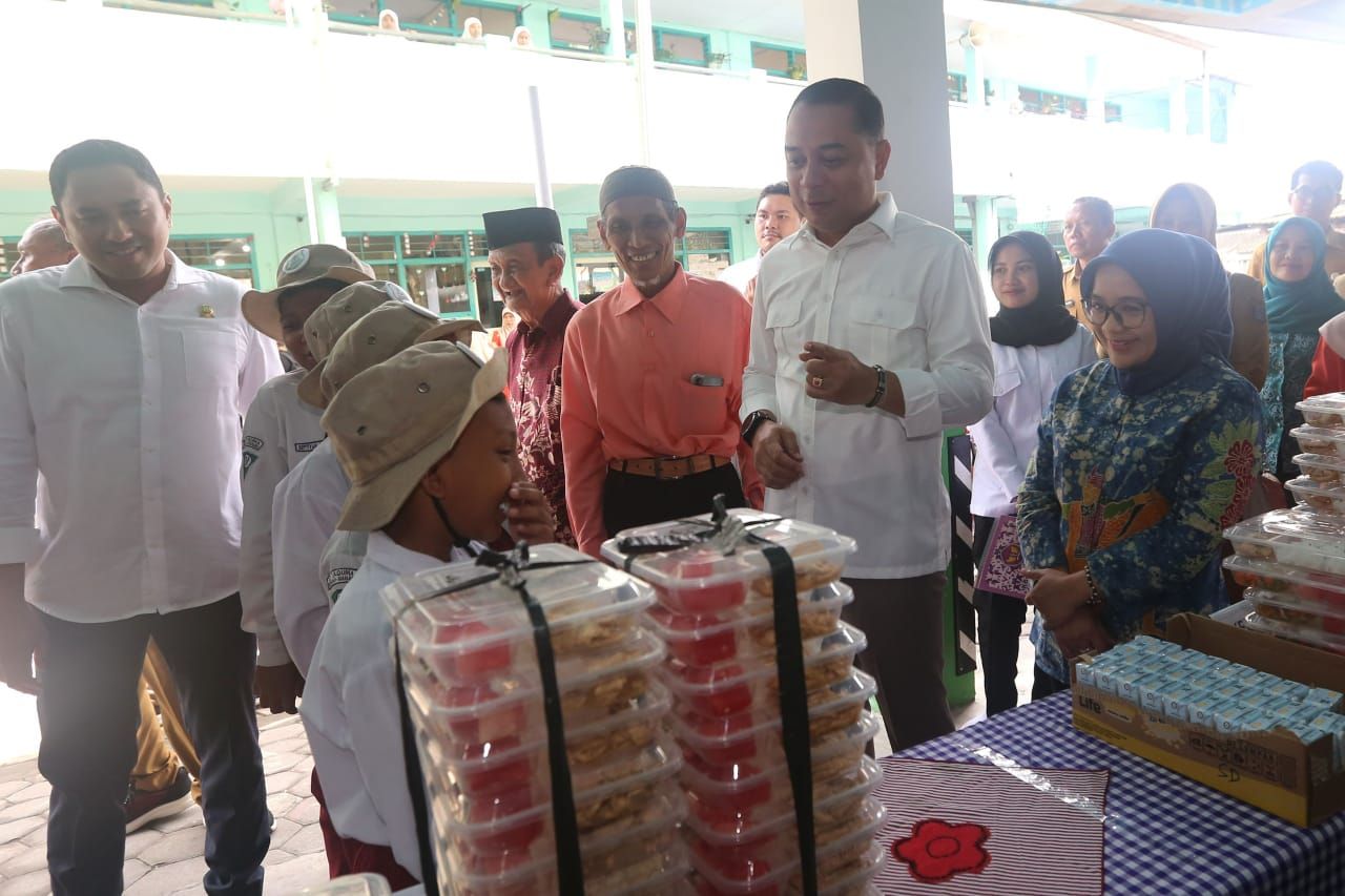 Wali Kota Surabaya Eri Cahyadi bersama pimpinan dan anggota DPRD Surabaya memantau langsung uji coba pelaksanaan program MBG perdana di Kota Pahlawan.