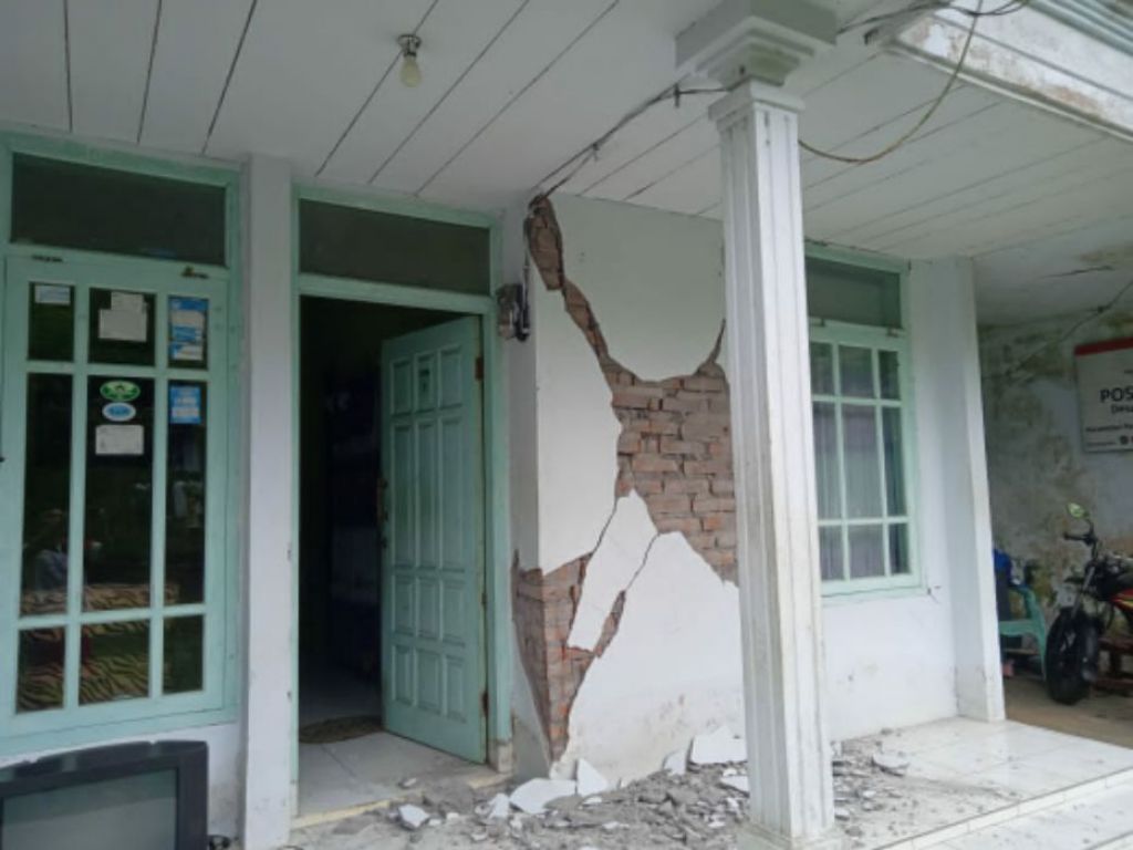 Rumah warga yang rusak kena gempa.