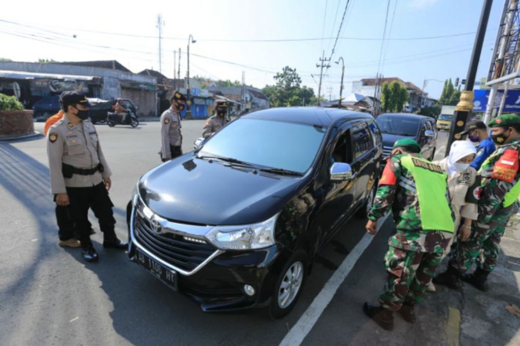 Upaya penyekatan dititik perbatasan menuju Kota Madiun gencar dilakukan petugas gabungan.