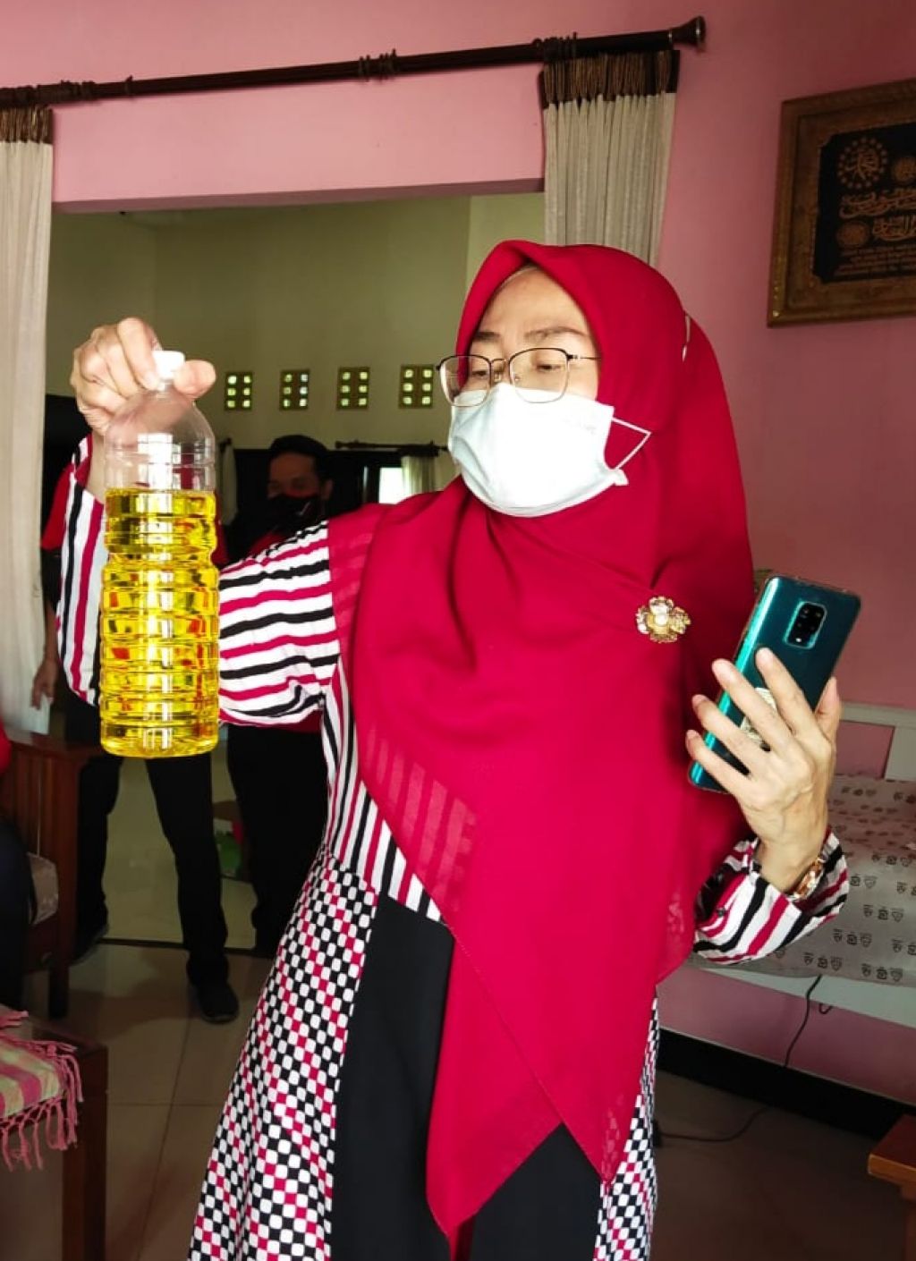 Prof Titik menunjukkan formula Nano Gold bikinannya.