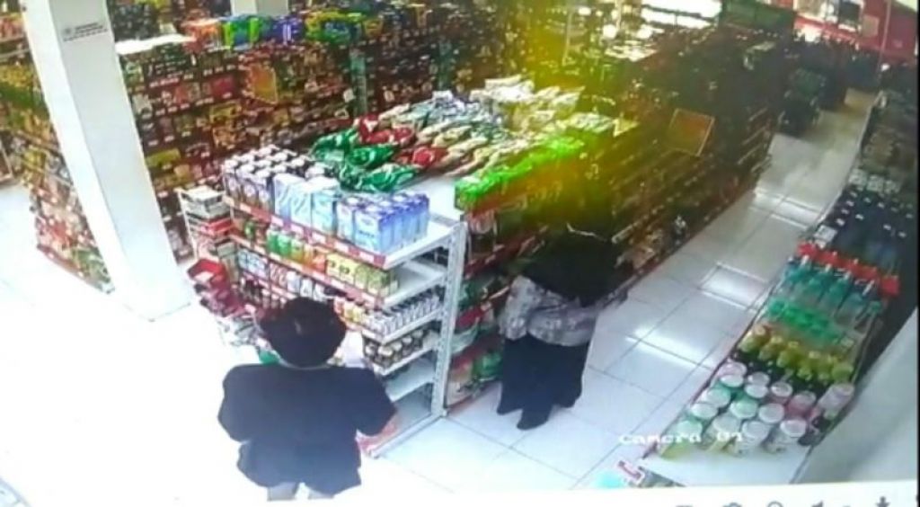 Aksi pencurian migor di toko modern terekam CCTV.