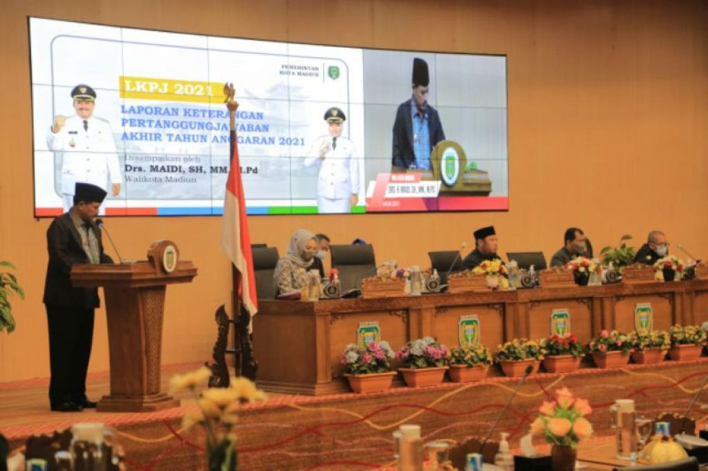 Ketua DPRD Kota Madiun, Andi Raya Bagus Miko Saputra memimpin jalannya Rapat Paripurna LKPj Walikota Madiun 2021.