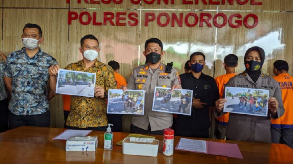 Polisi juga merilis barang bukti kejahatan tersangka.