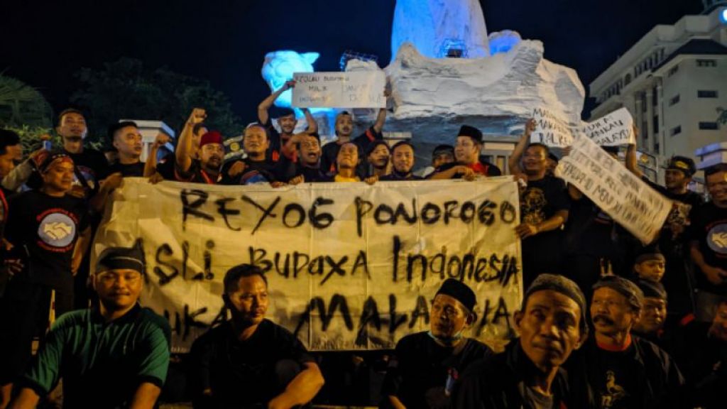 Ratusan Seniman Reog Ponorogo menggelar unjuk rasa di depan Pemkab buntut dari rencana klaim Reog ke Unesco oleh Malaysia. 