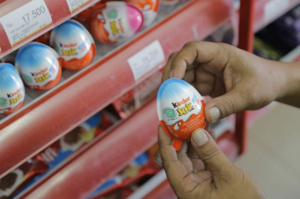 Petugas dari Disdag Kota Madiun meminta minimarket menarik sementara produk Kinder.