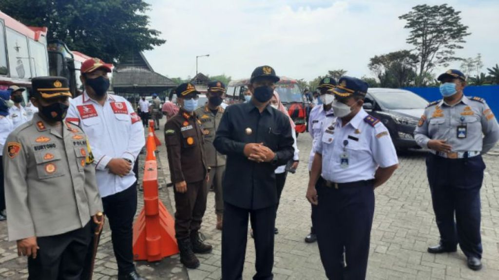 Walikota bersama forkopimda juga melihat kesiapan Terminal Purboyo Madiun.