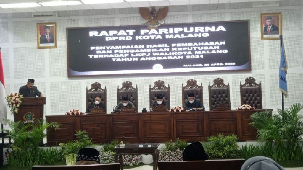 Sidang Paripurna DPRD Kota Malang tentang Penyampaian Hasil Pembahasan dan Pengambilan Keputusan Terhadap LKPJ Wali Kota Malang TA 2021. (Foto: Muhammad)