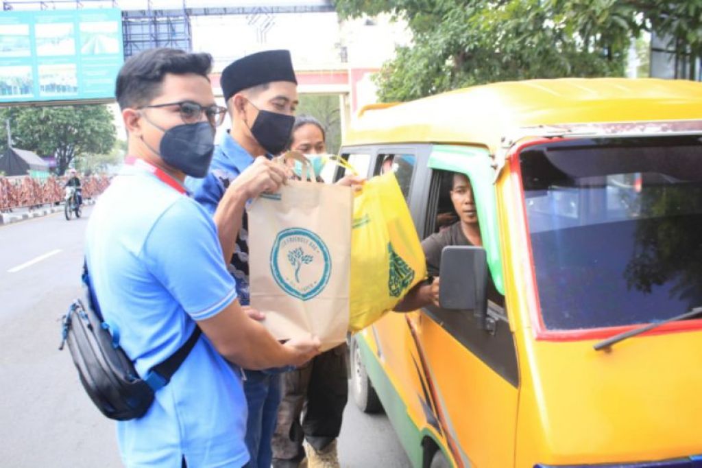 PWI Sidoarjo Bagi Puluhan Paket Sembako ke Sopir Angkot