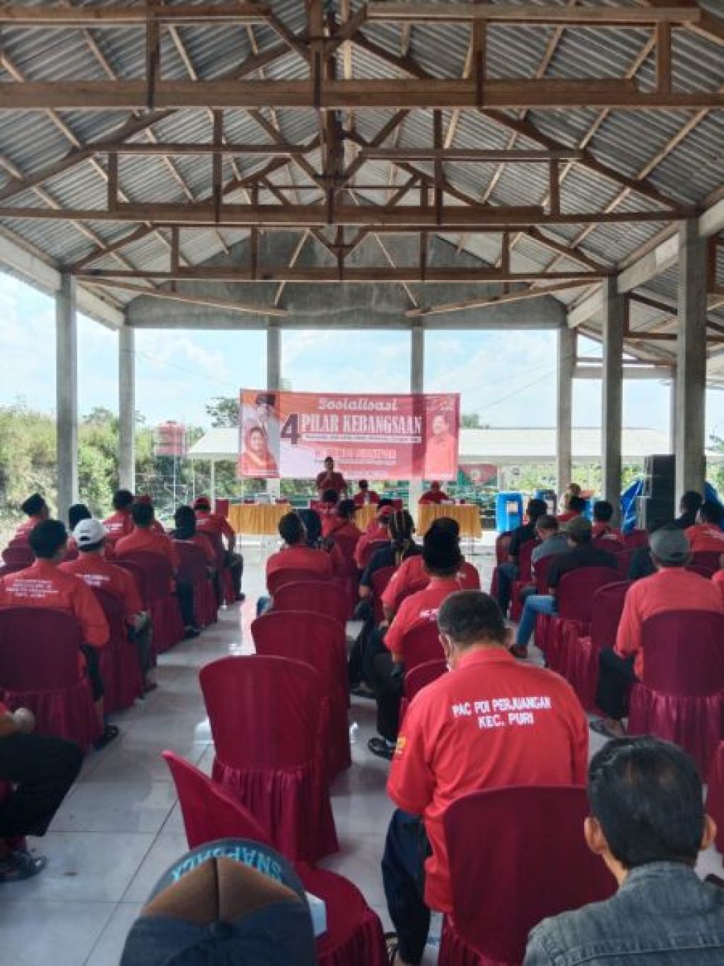 Anggota DPR RI  Ir. Mindo Sianipar mensosialisasi empat pilar MPR RI di Balai Pertemuan MSP di TPA Desa Karangdiyeng Kecamatan Kutorejo Kabupaten Mojokerto, Senin (30/05).