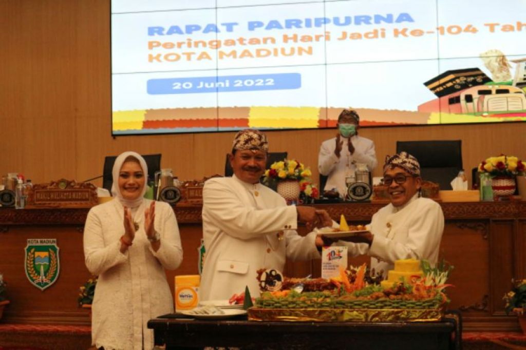 Wakil Ketua II DPRD, Armaya memberikan potongan tumpeng kepada Walikota, Maidi didampingi Wakil Walikota, Inda Raya usai rapat paripurna.