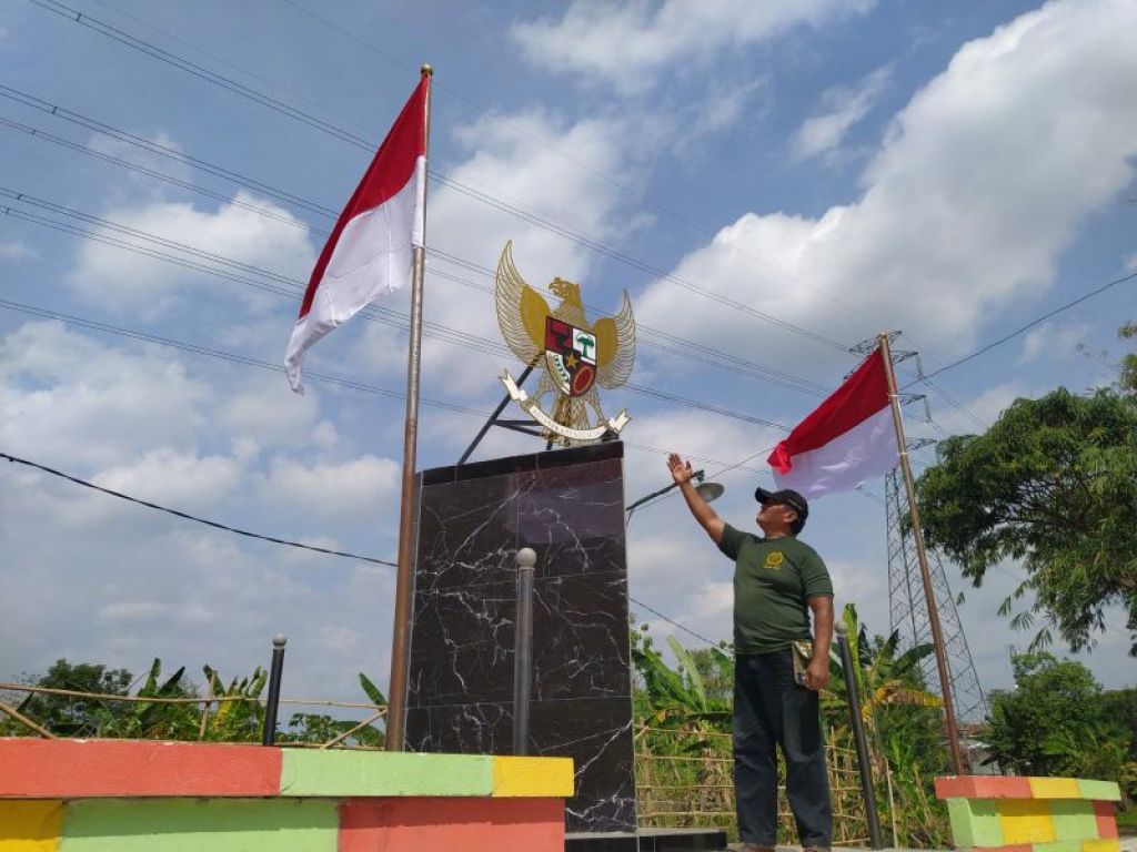 Kesadaran masyarakat akan pentingnya nilai-nilai Pancasila dibuktikan dengan pembangunan Tugu Pancasila secara swadaya. 