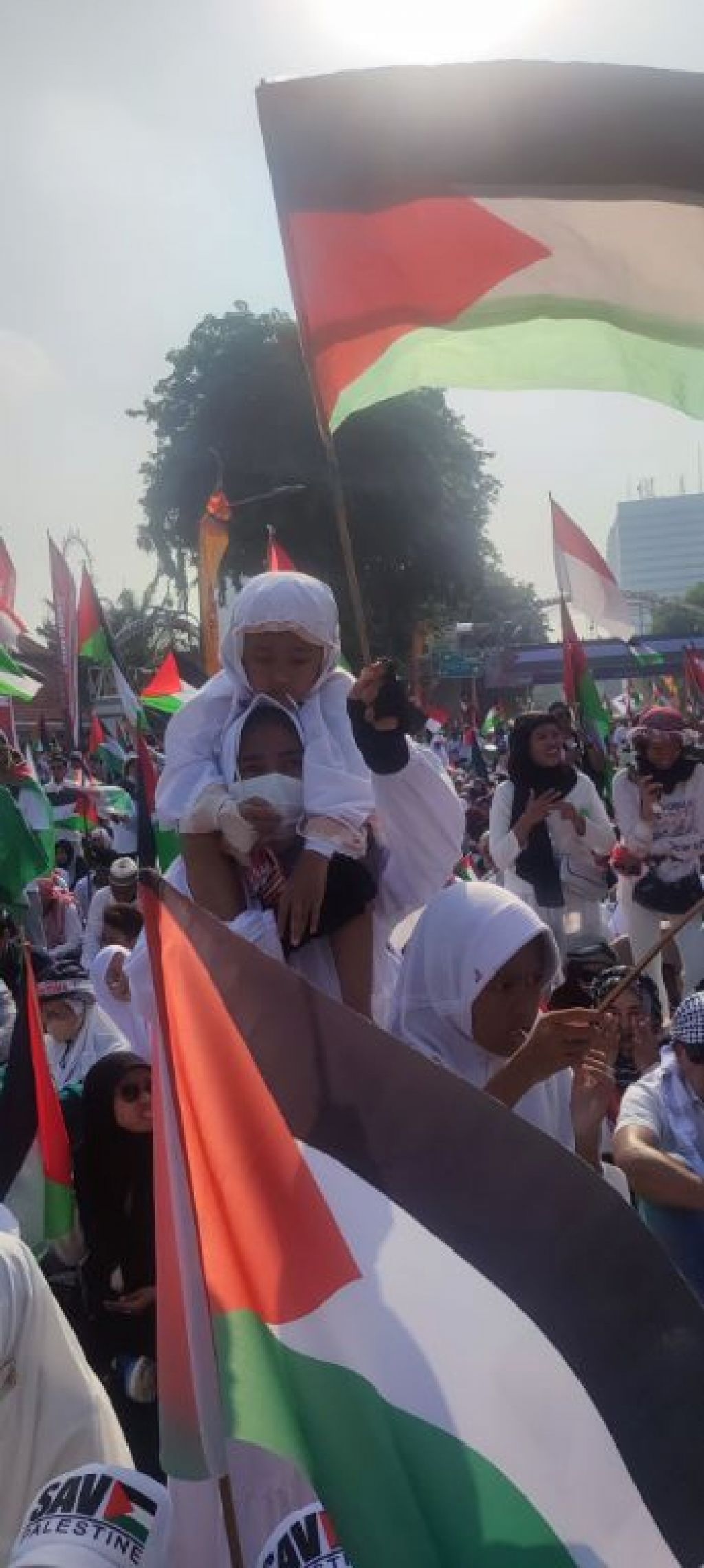 Anak-anakpun ikut demo mengutuk Israel.