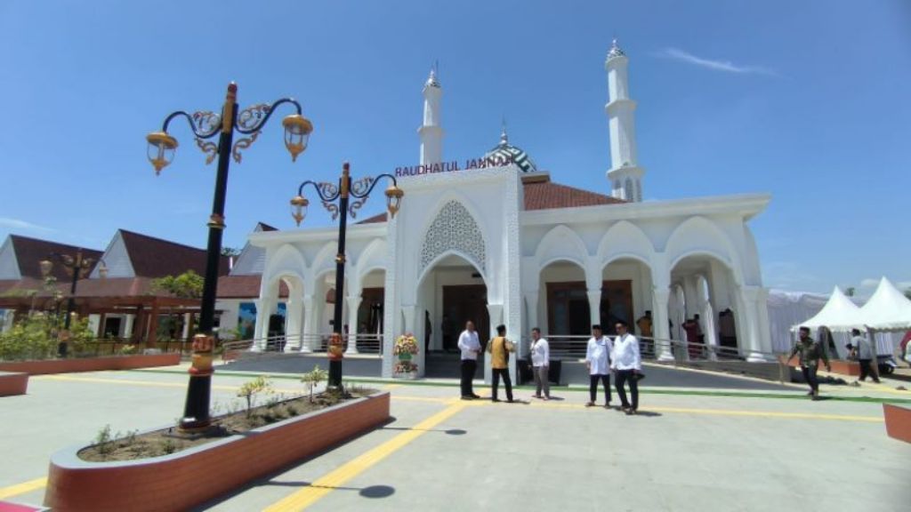 Pondok Lansia Jalan Menuju Surga dan Masjid Raudhatul Jannah yang berada di kawasan Lapak Bumi Semendung, Kelurahan Klegen, Kecamatan Kartoharjo, Kota Madiun.