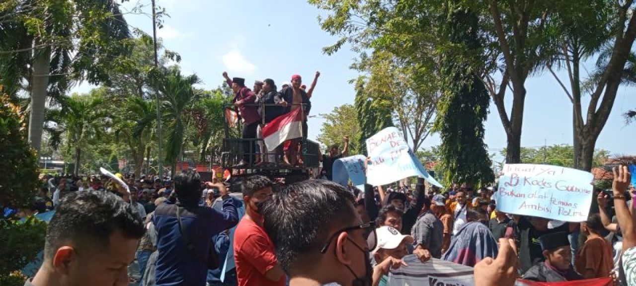 Ribuan demo ke kantor pemerintah kabupaten Sampang, Kamis (16/5/2024). Foto: Andi