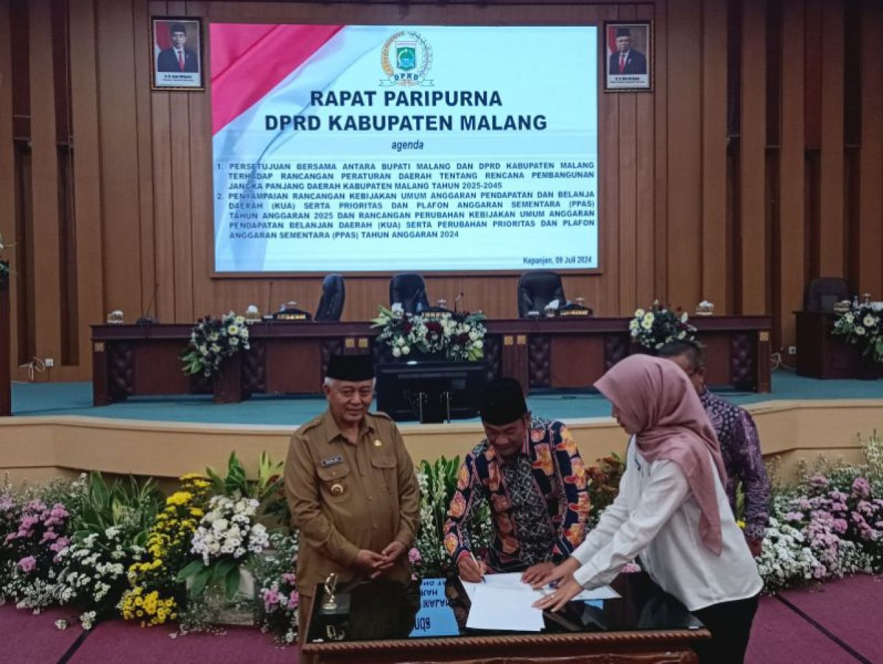 Penandatanganan persetujuan bersama anatara Bupati Malang dan Ketua DPRD Kabupaten Malang terhadap Raperda RPJPD 2025-2045.