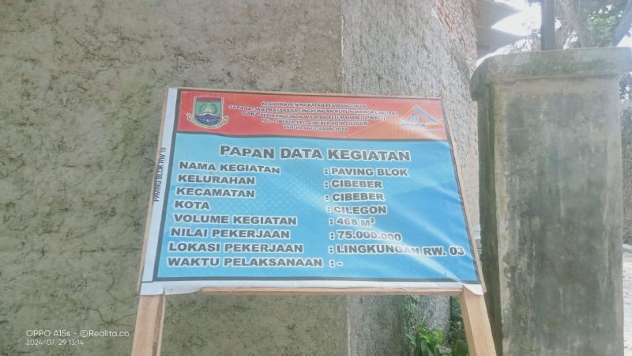 Papan proyek Pemasangan paving blok di RW 03, Kelurahan Cibeber, Kecamatan Cibeber, Kota Cilegon