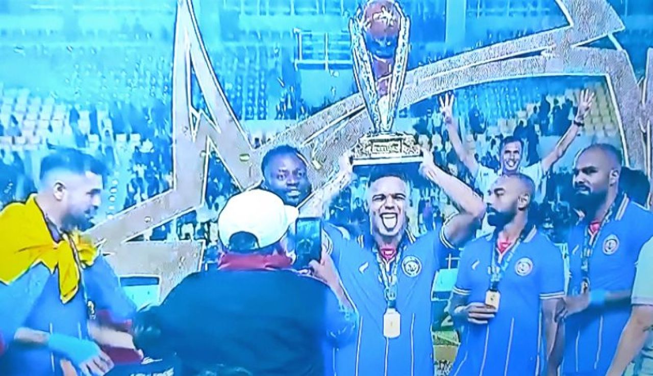 Pemain Arema mengangkat tropi Piala Presiden 2024. Foto: Cinta