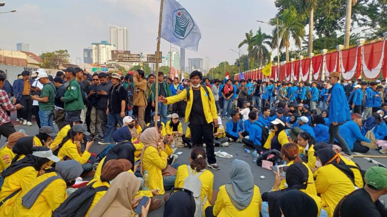 Ribuan mahasiswa yang makin banyak jumlahnya di gedung DPR, Kamis (22/8/2024). Foto: Beby