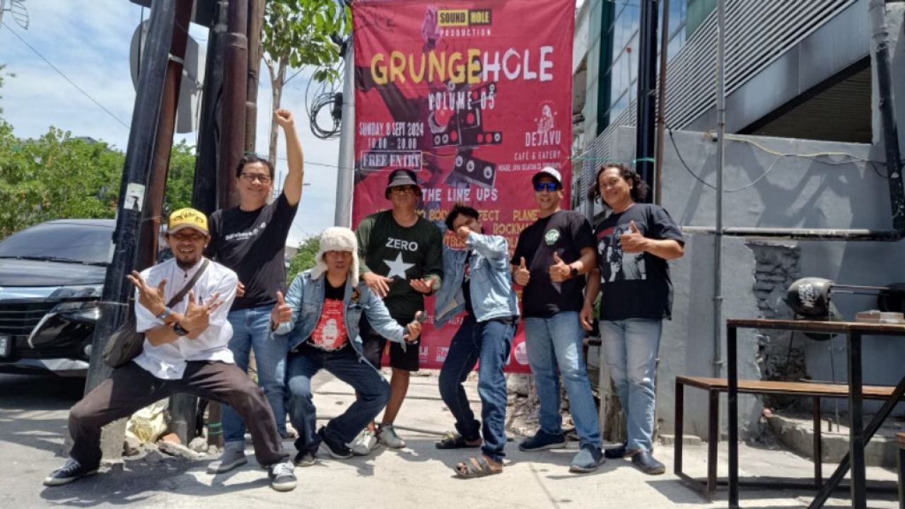 Para panitia Grunge Hole yang tak kenal menyerah menggelar acara ciamik untuk penikmat musik lokal.