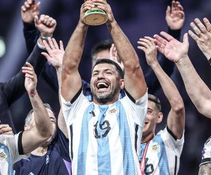 Tak Ikut Main, Aguero Ikut Angkat Piala Dunia 2022