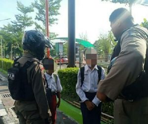 Satpol PP Surabaya Sisir Pelajar Bolos Sekolah di Warkop hingga Taman