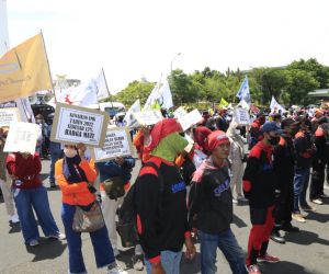 Aksi Unjuk Rasa Buruh Tuntut UMP Tahun 2022 Naik, Dibarengi Vaksinasi
