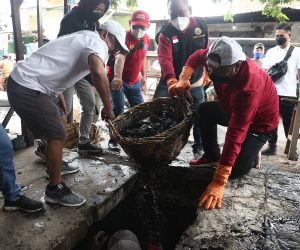 Sampah Menyumbat jadi Penyebab Genangan di Jalan Setro, Surabaya