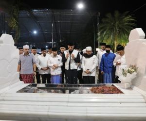 Berziarah di Makam Sunan Ampel, AHY Disambut Ribuan Warga Surabaya
