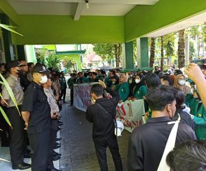 KTM Nyantol 2 Tahun, Puluhan Mahasiswa IAIN Ponorogo Demo Rektorat