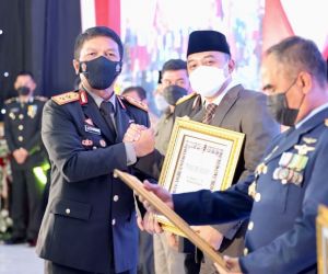 Antarkan Pemkot Surabaya Terima Sederet Penghargaan