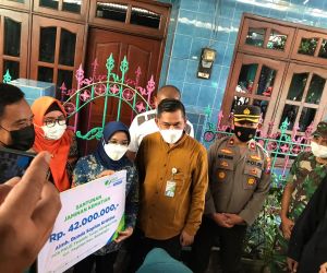 Istri Wali Kota Surabaya Serahkan Manfaat Program BPJS Ketenagakerjaan