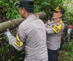 TNI-Polri Gotong Royong Bersihkan Material Tanah Longsor